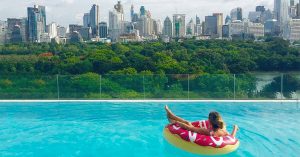 11 Hotel di Bangkok dengan infinity pool keren dan bathtub yang menyuguhkan pemandangan spektakuler