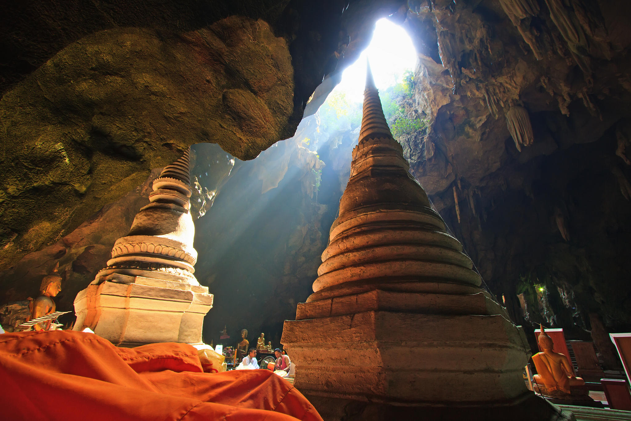 03. Tham Khao Luang Cave Pagodas-y-monthon wachirasettakul
