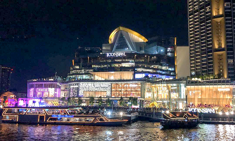 Iconsiam ,Thailand -Oct 30,2019: Ground floor floating market in Iconsiam  shopping mall can get the Thai snacks, shops for regional handicraft Stock  Photo - Alamy